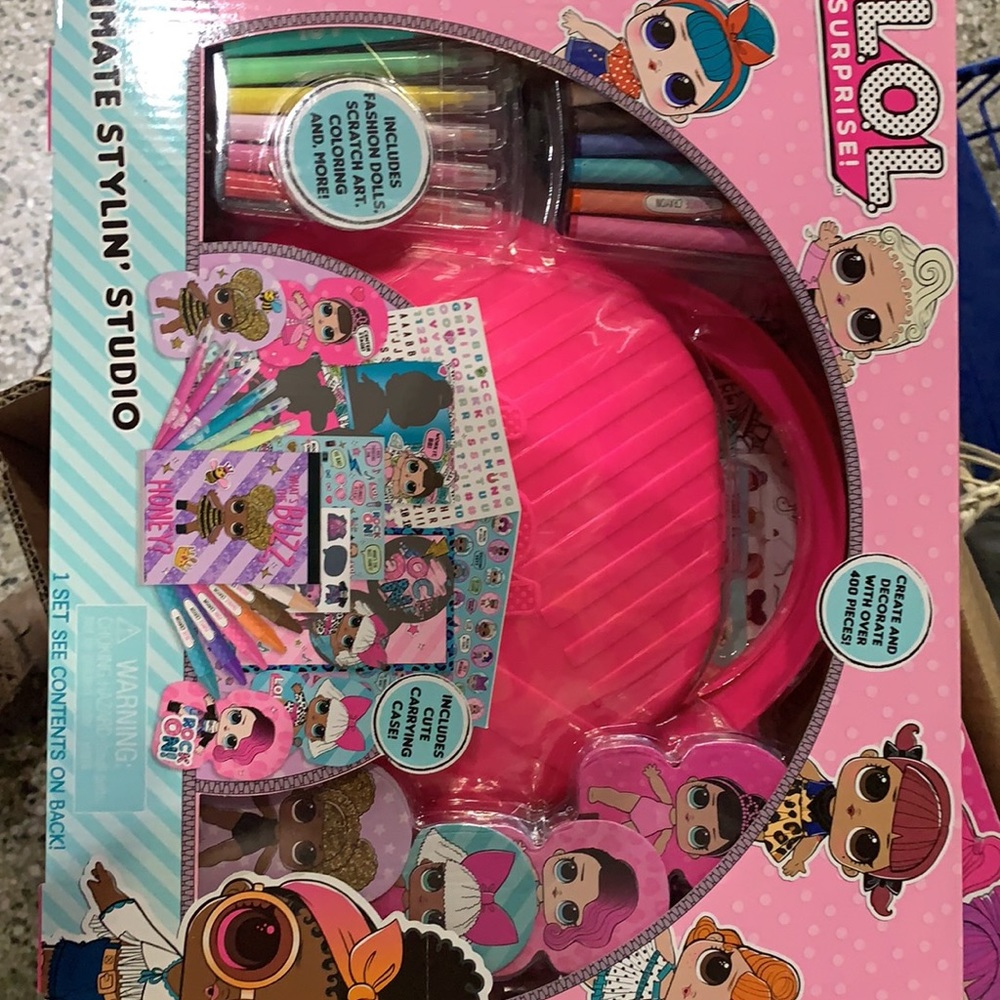 L.O.L Doll coloring kit with purse!